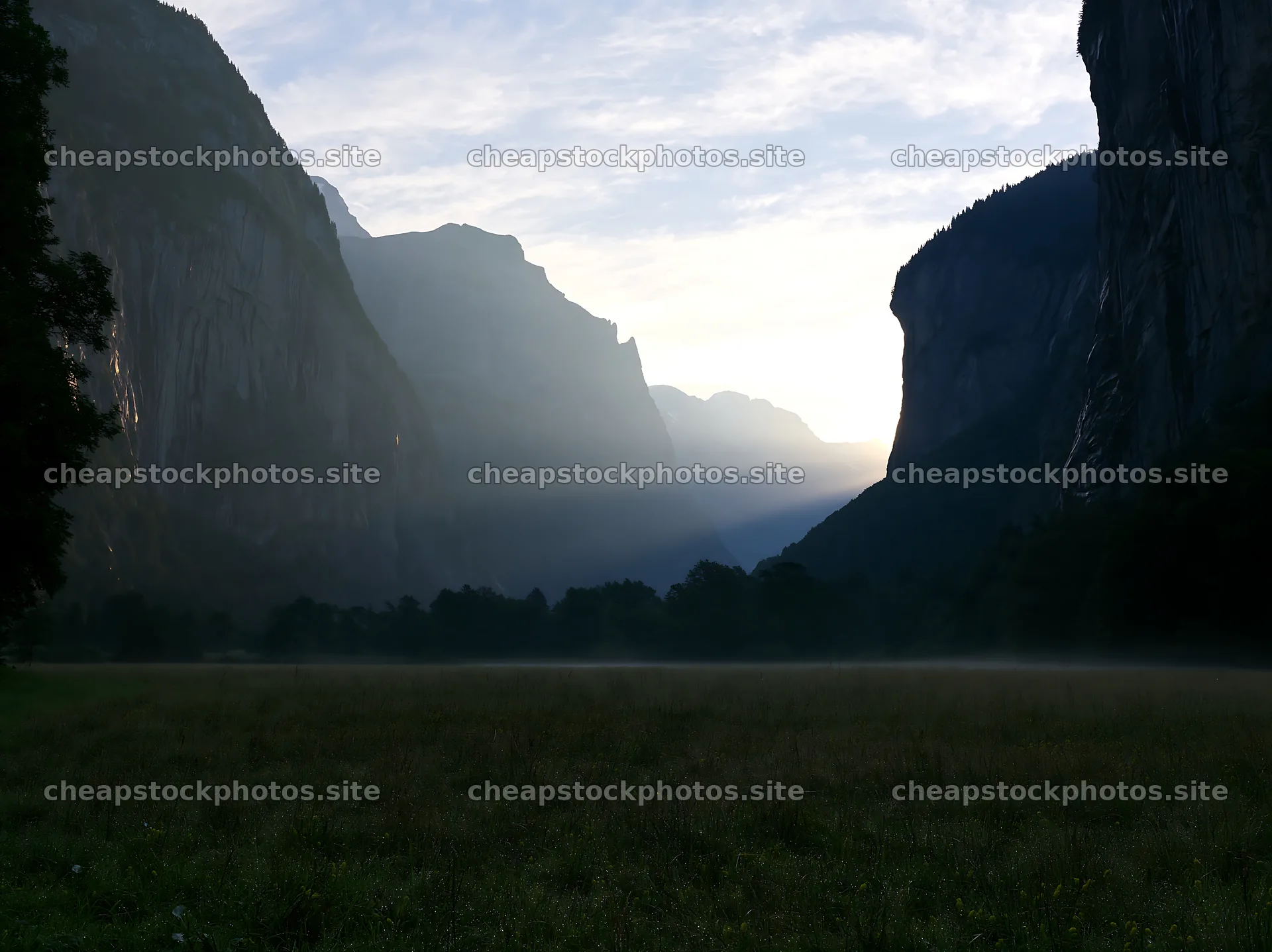 Light rays in Lauterbrunnen Valley with meadow background – stock photos 9174x6866