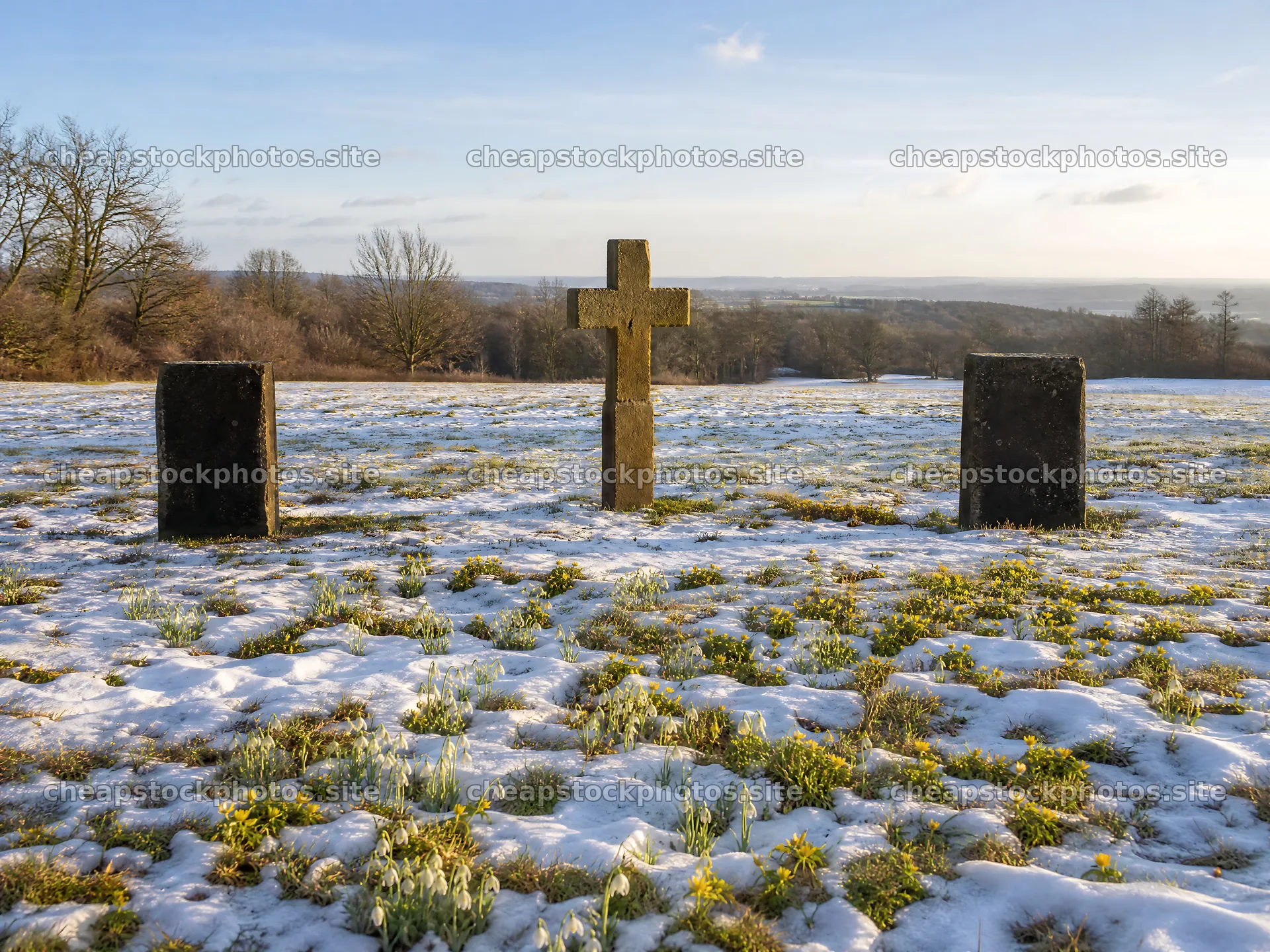 Christian cross in winter meadow with low sunlight – stock photos 9166x6874