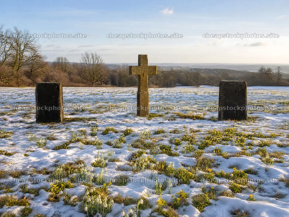 Christian cross in winter meadow with low sunlight – stock photos 9166x6874