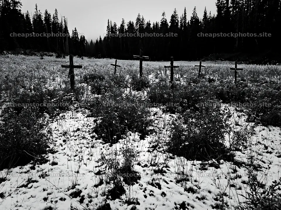 Multiple Christian crosses in snowy meadow – stock photos 9174x6866