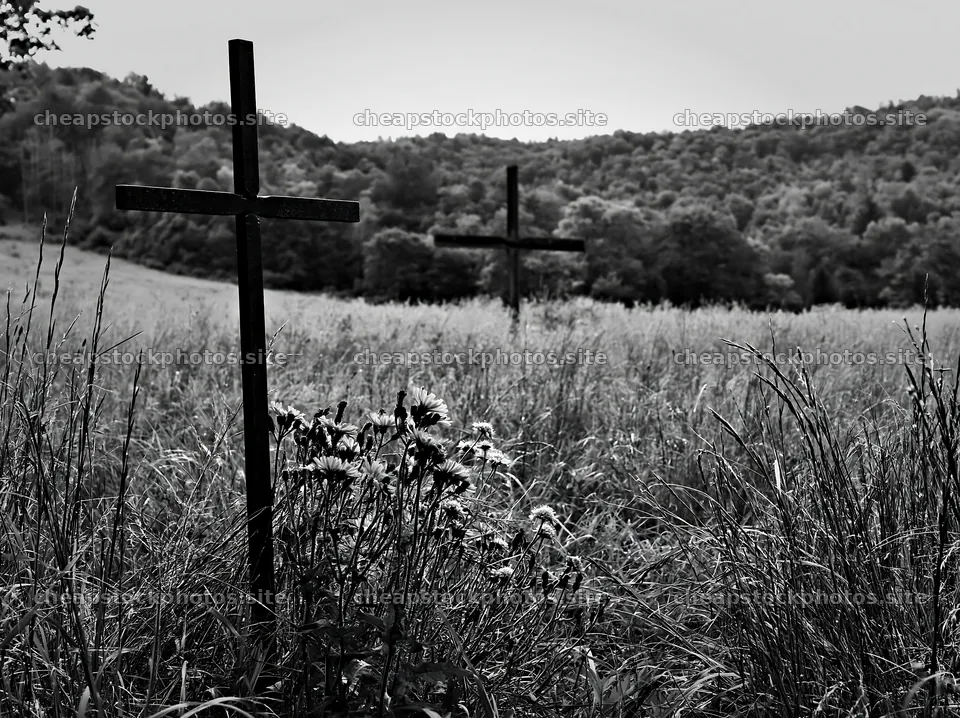 Simple Christian cross in quiet meadow – stock photos 9174x6866