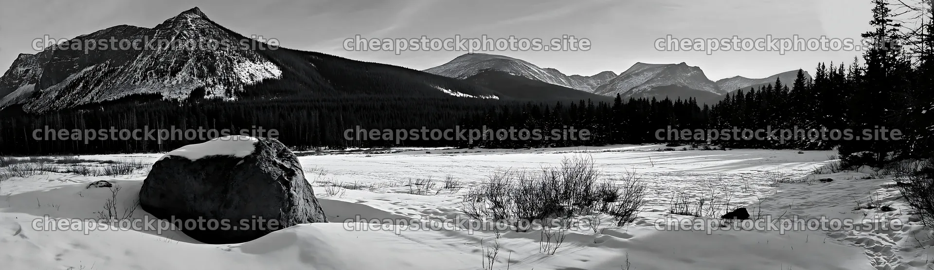 Snowy Rocky Mountain Park meadow with mountains in black and white – stock photos 14762x4268